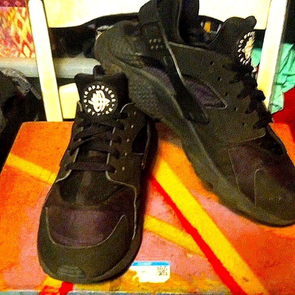 11 1/2 BLACK NIKE AIR HUARACHE